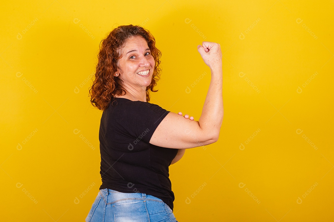 Linda mulher jovem sorridente sobre fundo isolado amarelo