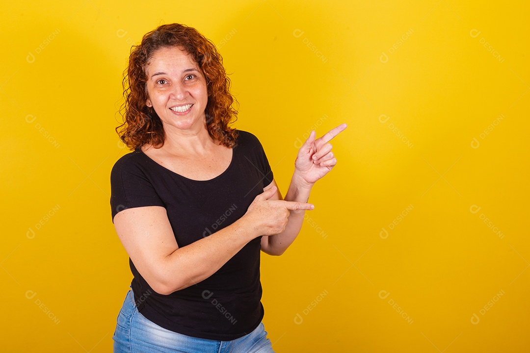 Linda mulher jovem sorridente sobre fundo isolado amarelo