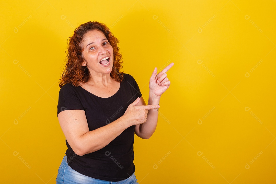 Linda mulher jovem sorridente sobre fundo isolado amarelo