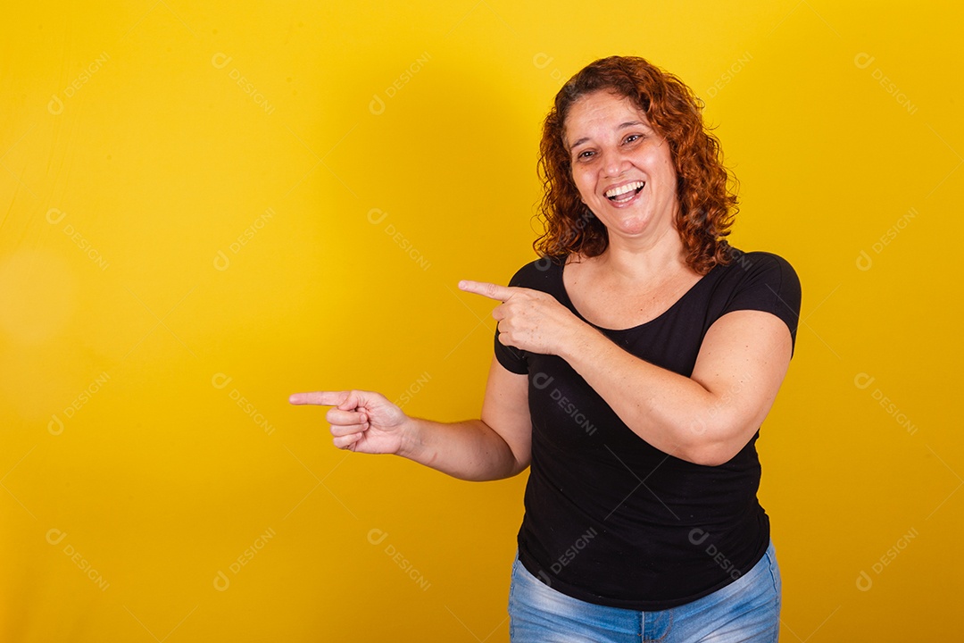 Linda mulher jovem sorridente sobre fundo isolado amarelo