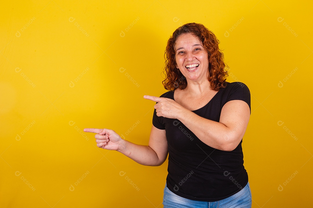 Linda mulher jovem sorridente sobre fundo isolado amarelo