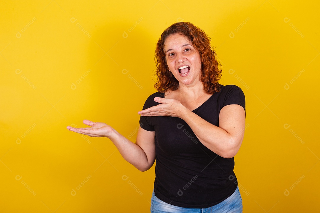 Linda mulher jovem sorridente sobre fundo isolado amarelo