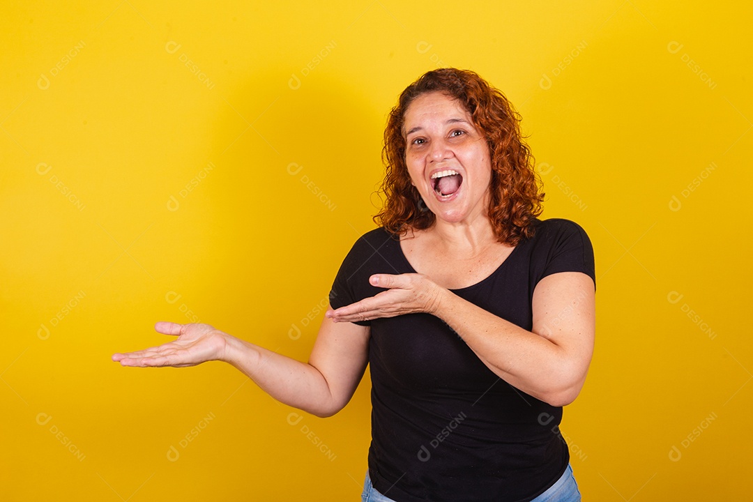 Linda mulher jovem sorridente sobre fundo isolado amarelo