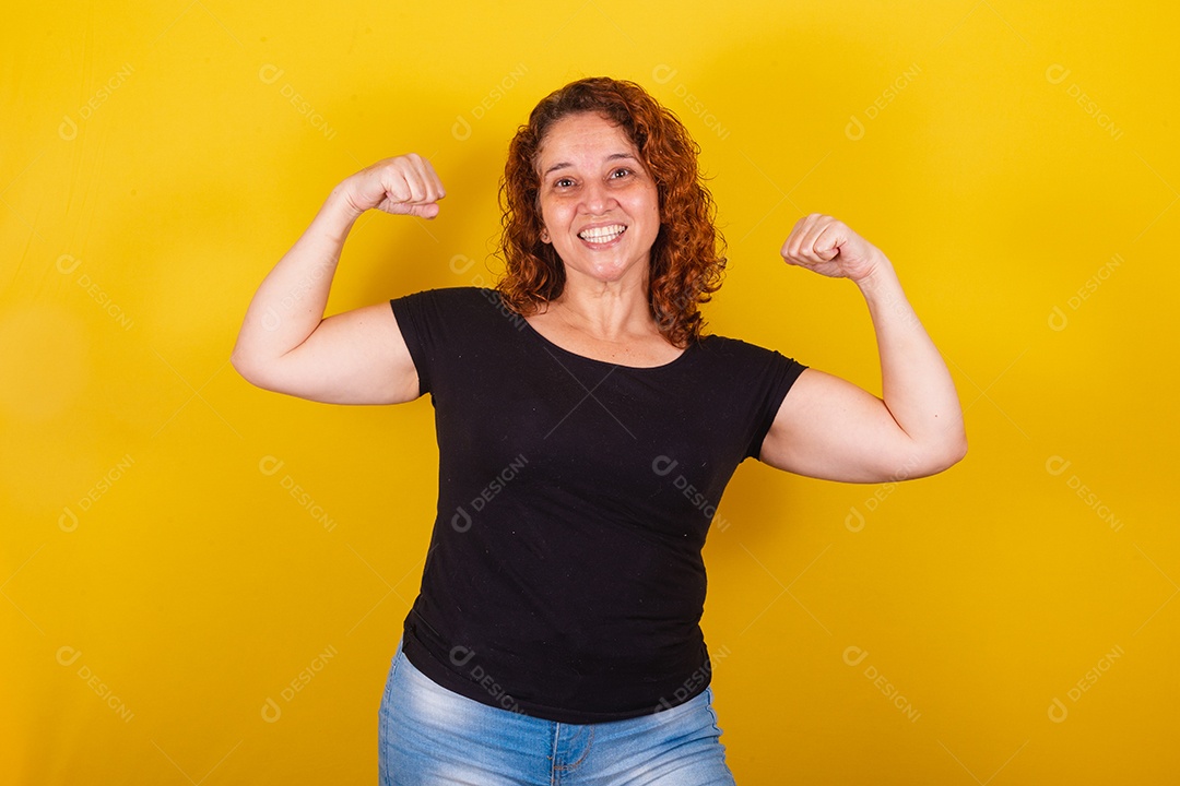 Linda mulher jovem sorridente sobre fundo isolado amarelo