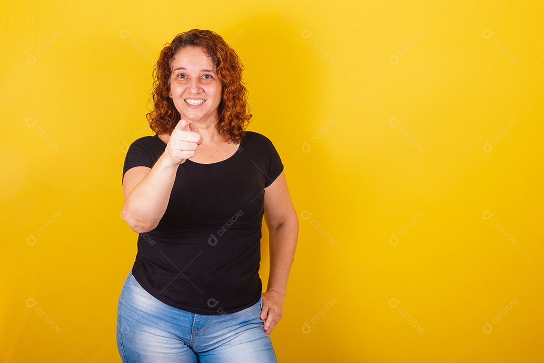 Caucasiana, brasileira, mulher latino-americana, cabelos cacheados, cachos