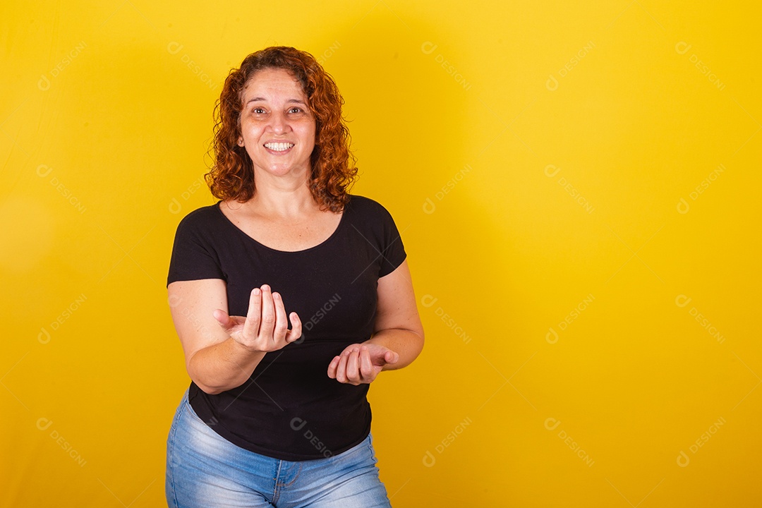 Caucasiana, brasileira, mulher latino-americana, cabelos cacheados, cachos