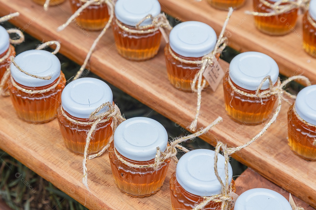 Potes com substancia liquida