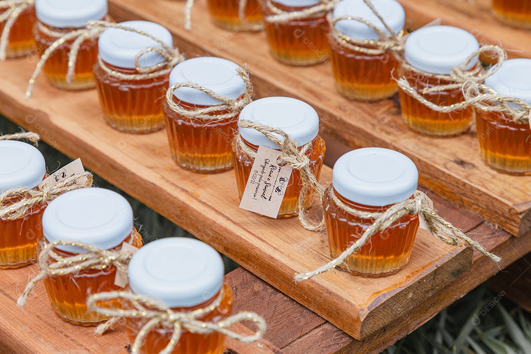 Potes com substancia liquida