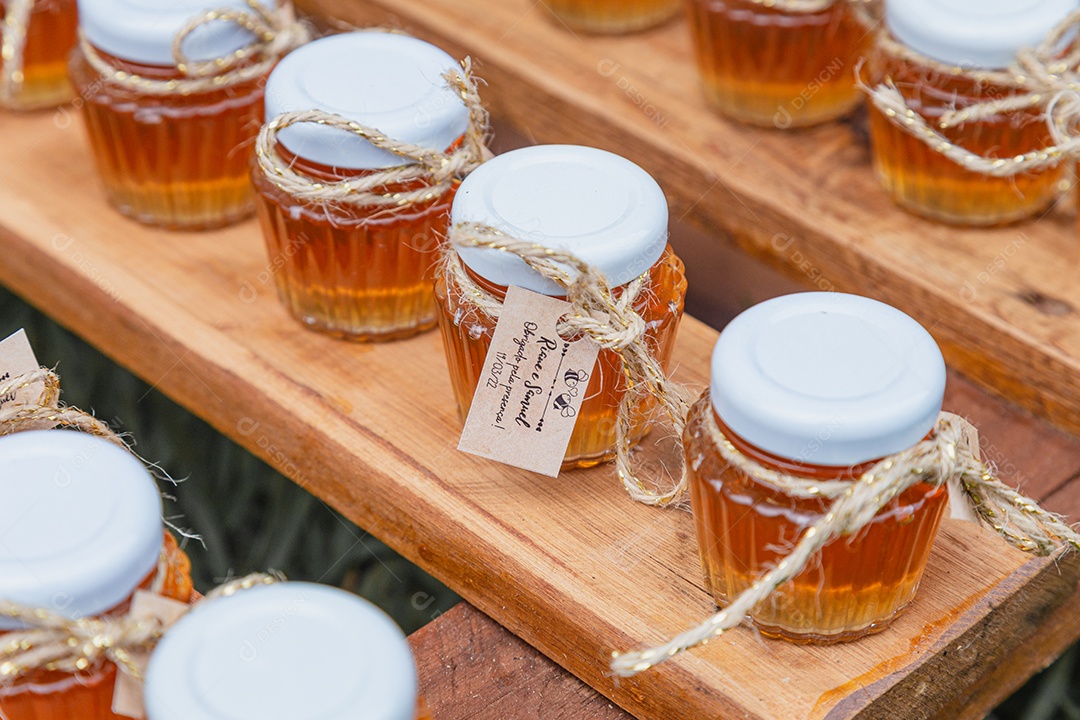 Potes com substancia liquida