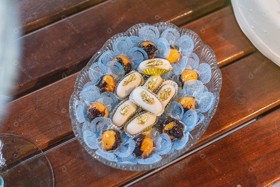 Doces com enfeites sobre uma mesa de madeira