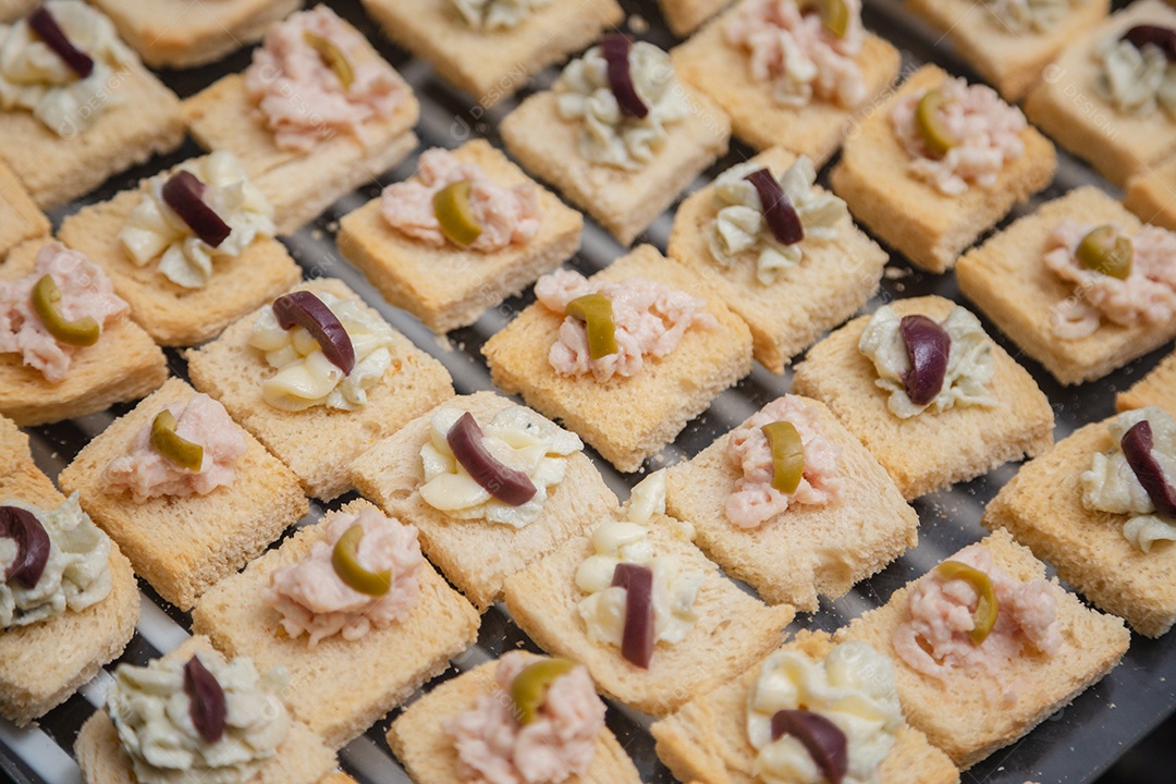 Doces com enfeites sobre uma mesa de madeira