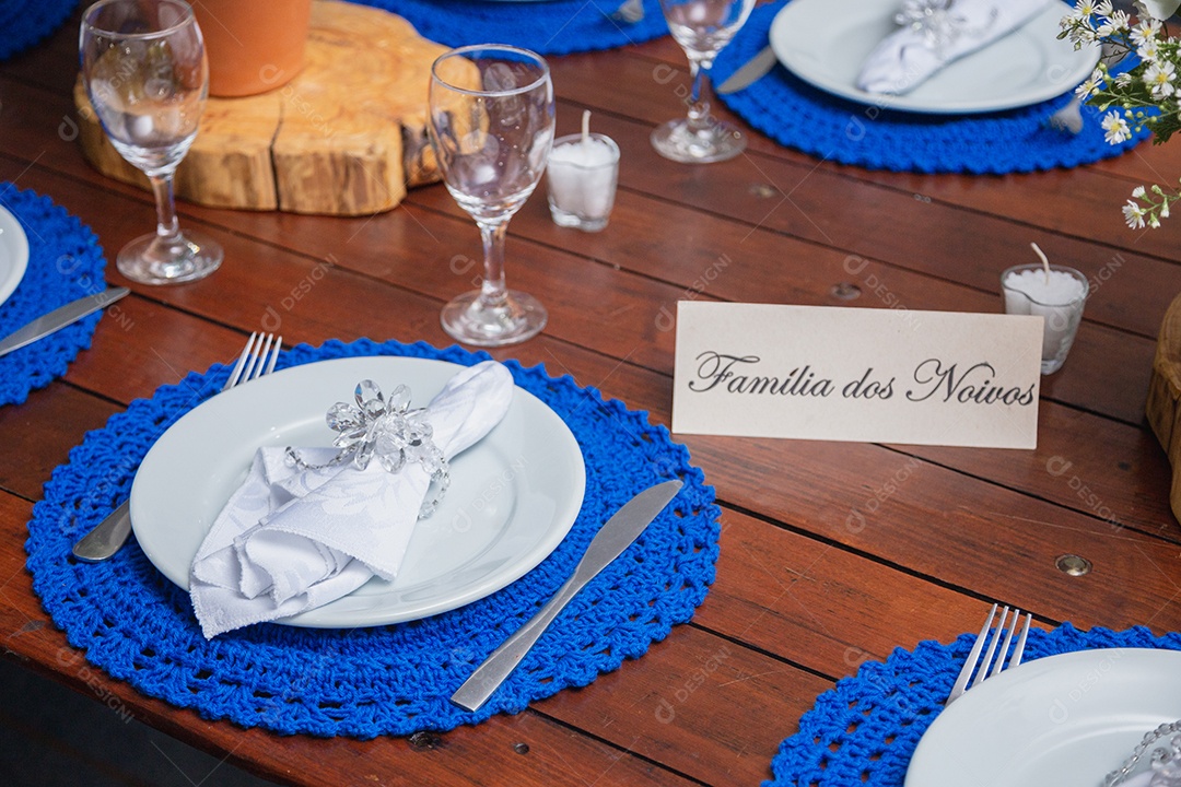 Mesa de um restaurante com bilhete