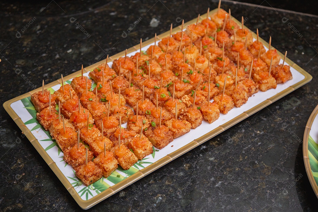 Salgados espetados sobre palitos