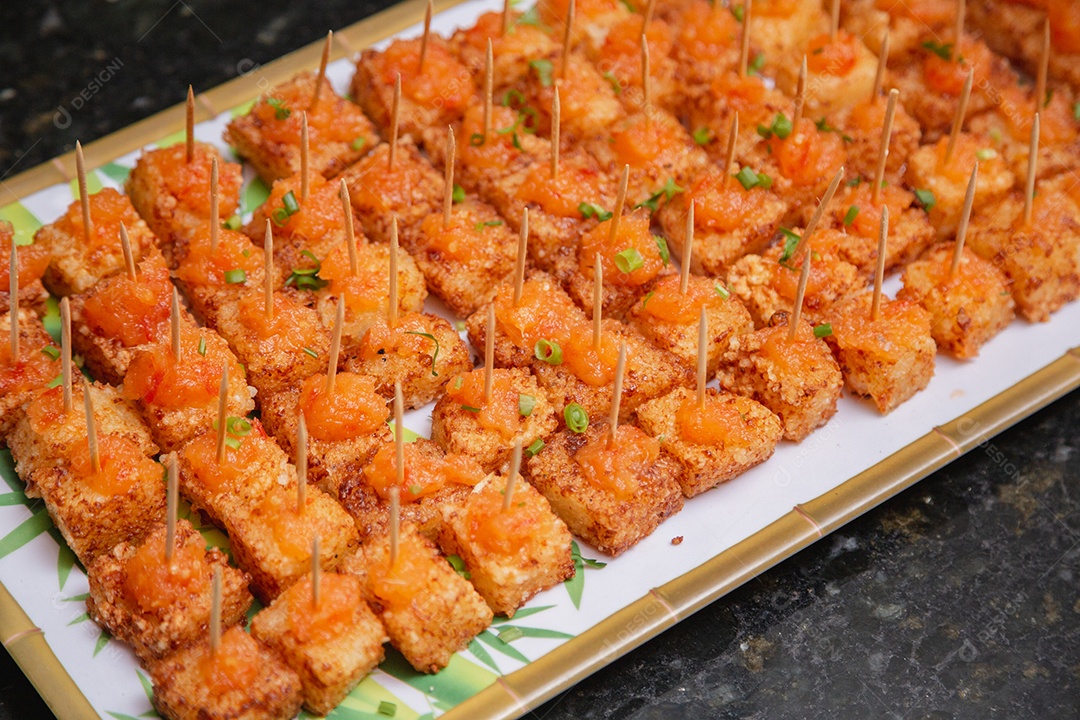 Salgados espetados sobre palitos