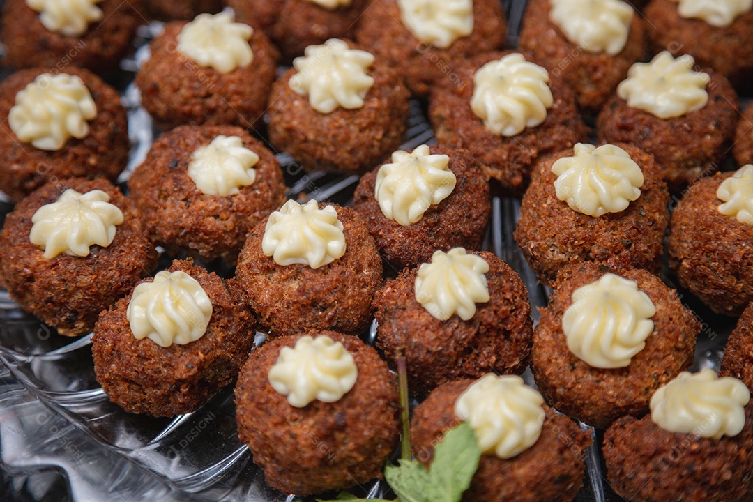 Salgados sobre bandeja