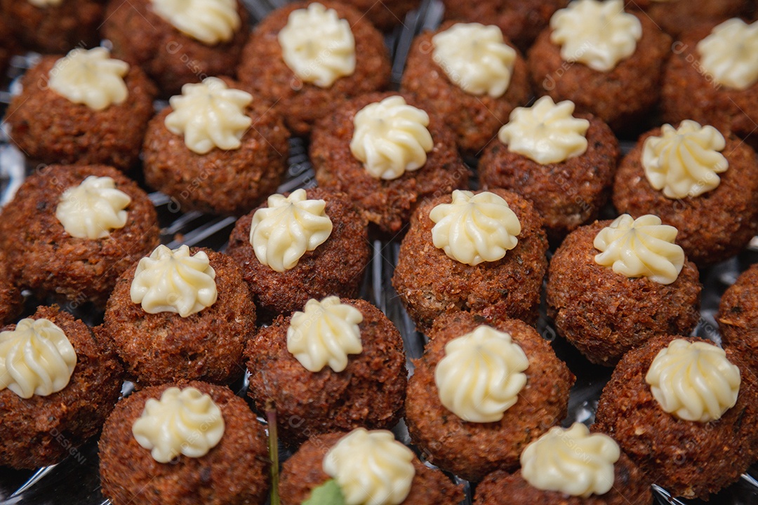 Salgados sobre bandeja