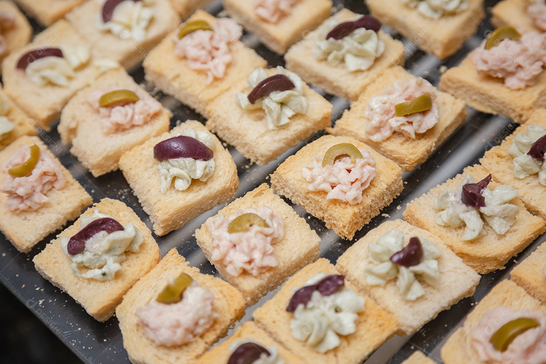 Doces com enfeites sobre uma mesa de madeira