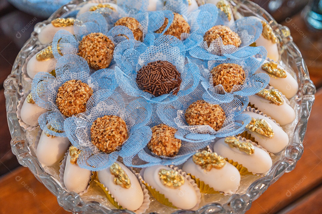 Doces com enfeites sobre uma mesa de madeira