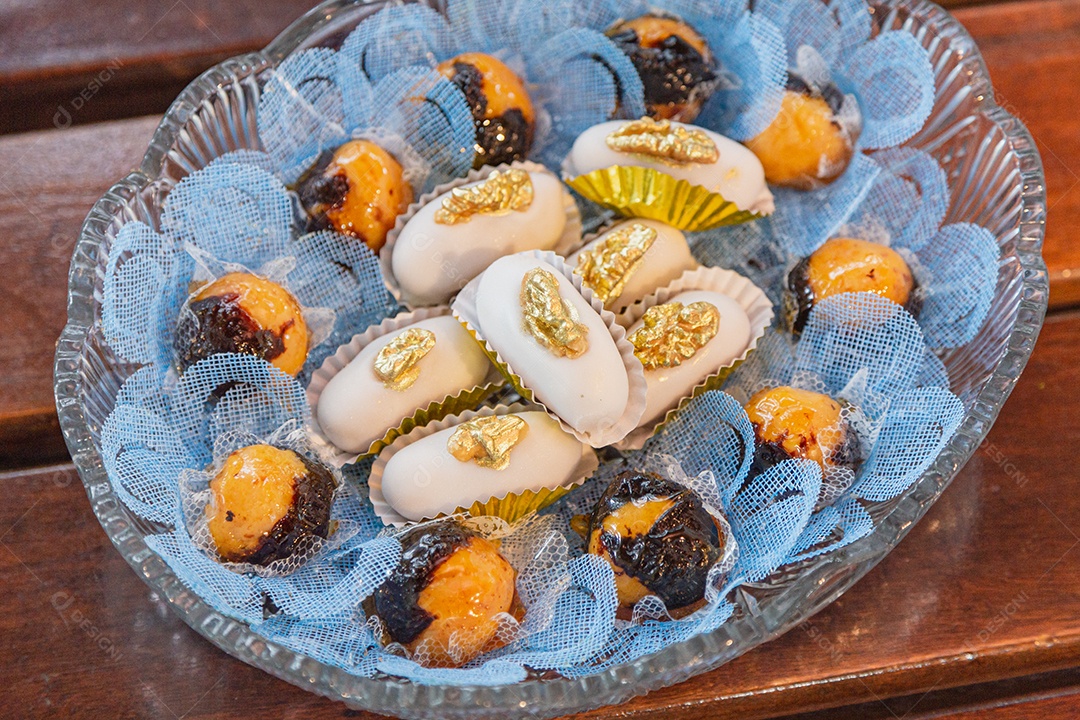 Doces com enfeites azul sobre uma mesa de madeira