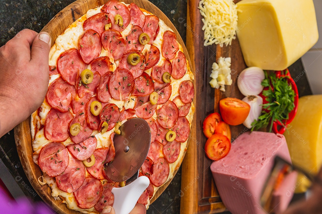 Deliciosa pizza de pepperoni sendo fatiada, pizza assada, pizza de pepperoni