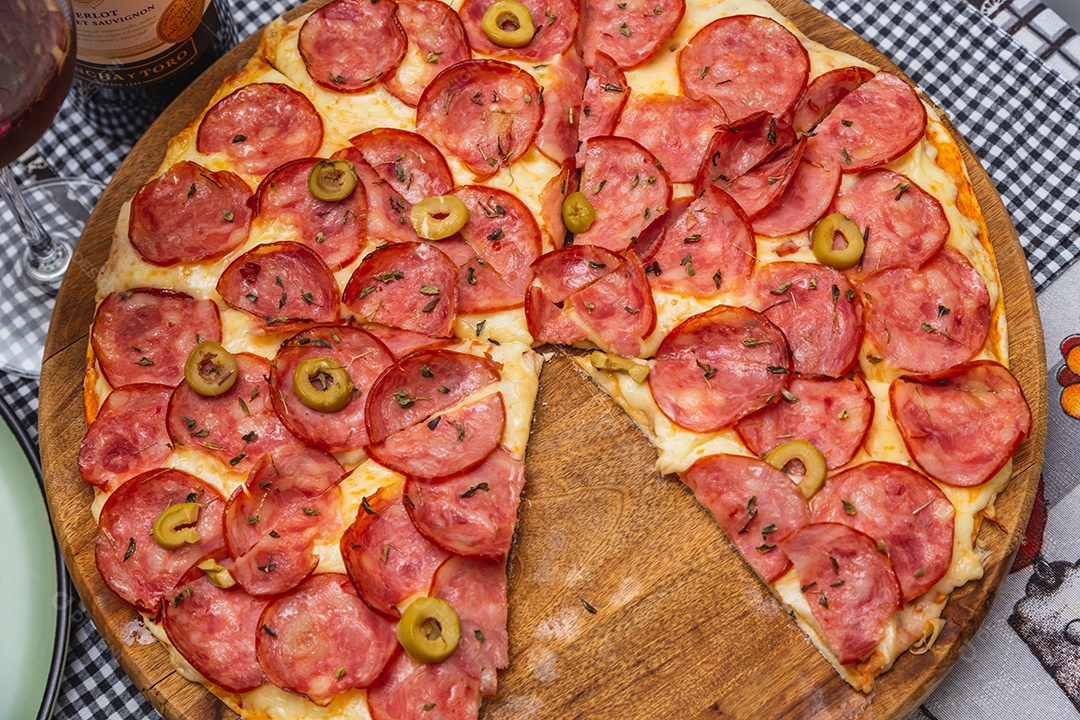 Deliciosa pizza de pepperoni sendo fatiada, pizza assada, pizza de pepperoni