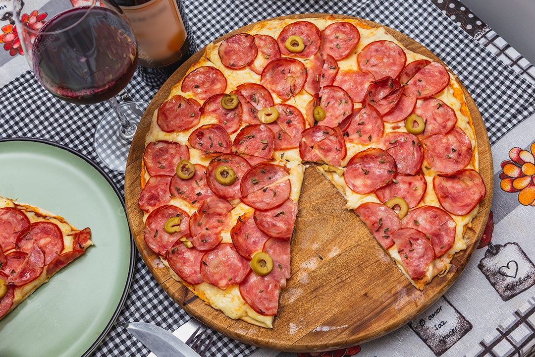 Deliciosa pizza de pepperoni sendo fatiada, pizza assada, pizza de pepperoni