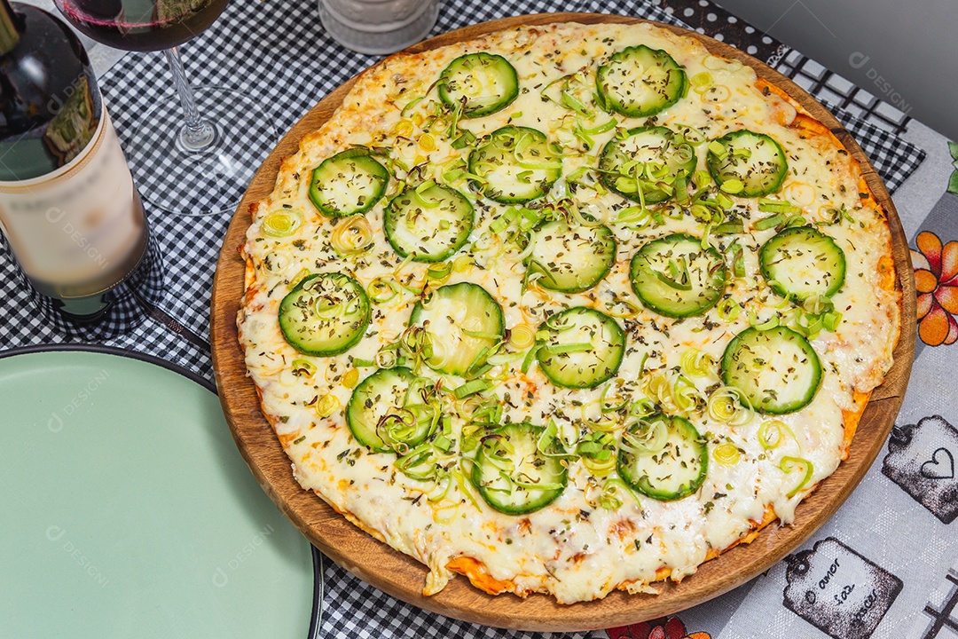 Deliciosa pizza vegetariana de pepino sendo comida com a mão, fast-food, pizza brasileira.