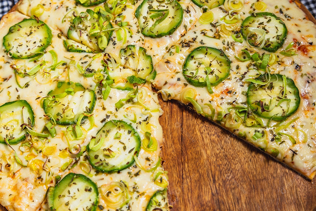 Deliciosa pizza vegetariana de pepino sendo comida com a mão, fast-food, pizza brasileira.