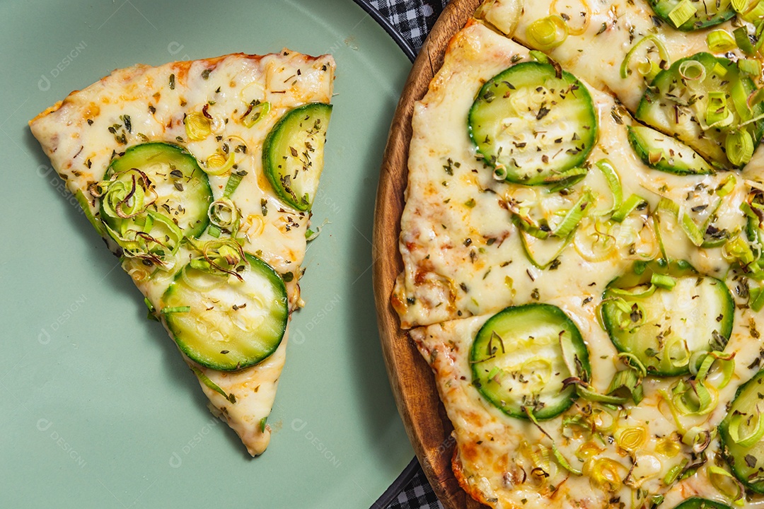 Deliciosa pizza vegetariana de pepino sendo comida com a mão, fast-food, pizza brasileira.