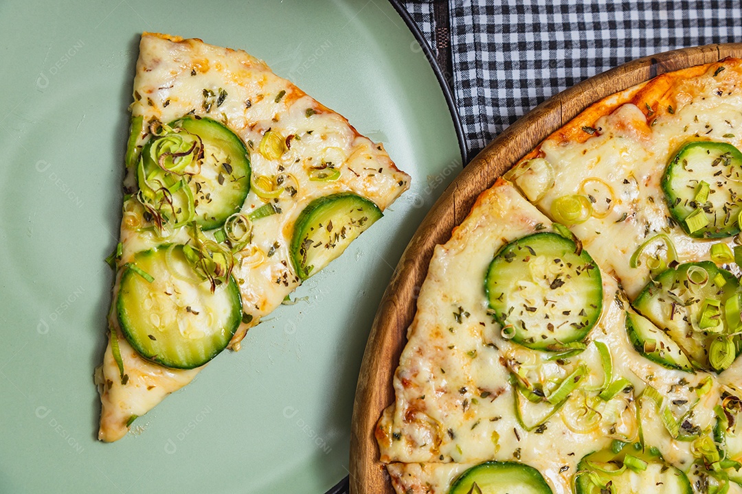 Deliciosa pizza vegetariana de pepino sendo comida com a mão, fast-food, pizza brasileira.