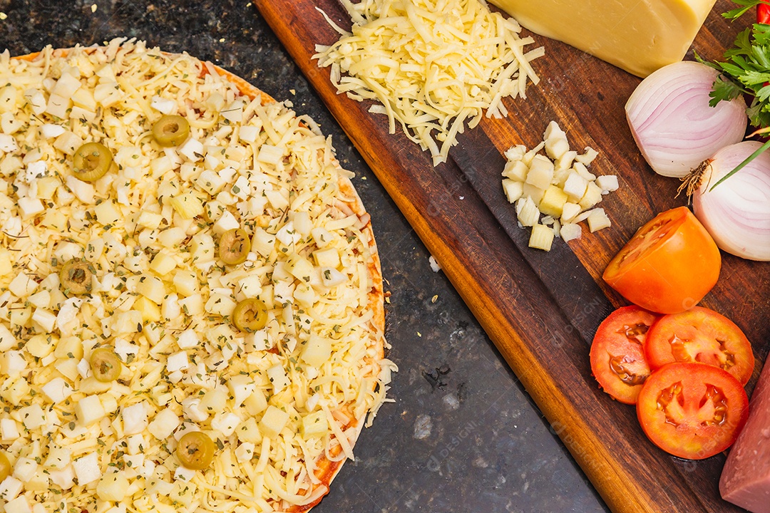 Preparação de pizza vegetariana de palmito com queijo muçarela, pizza brasileira