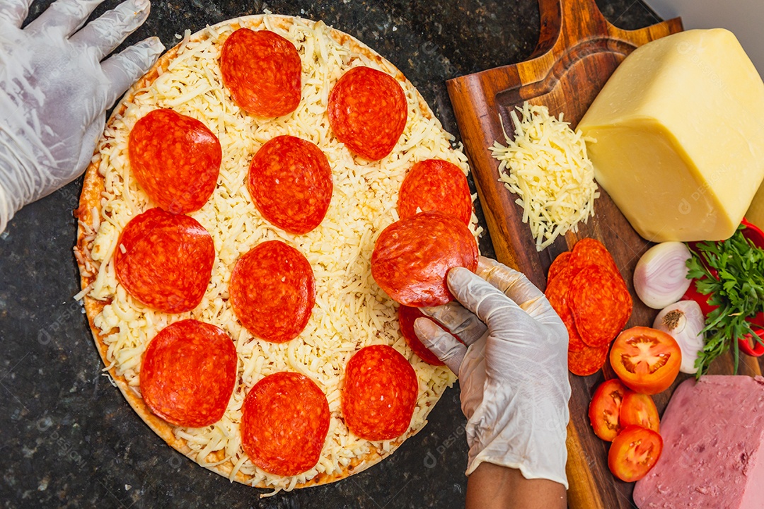 Preparação de pizza de pepperoni com queijo muçarela, pizza brasileira