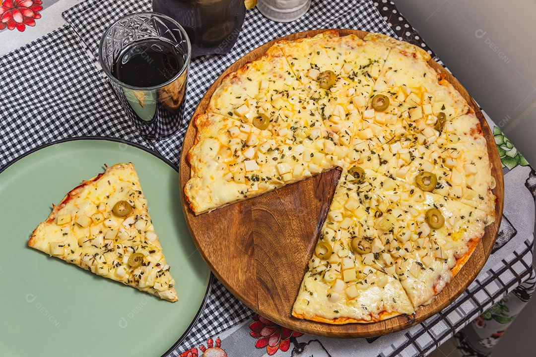 Deliciosa pizza vegetariana de palmito com queijo mussarela, assada, pizza em casa.