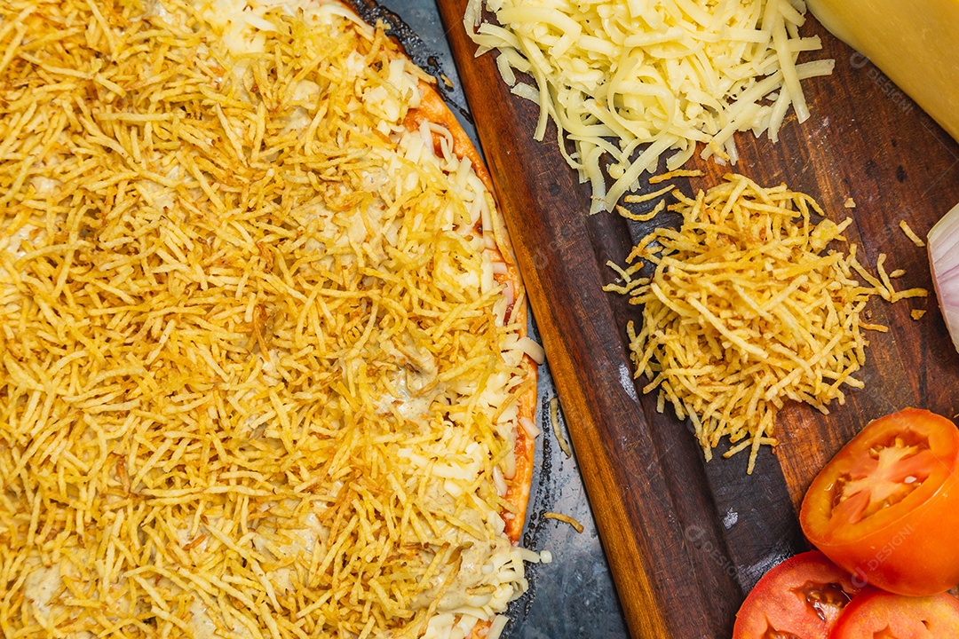 Preparação de deliciosa pizza de strogonoff, feita com carne, queijo e batata frita