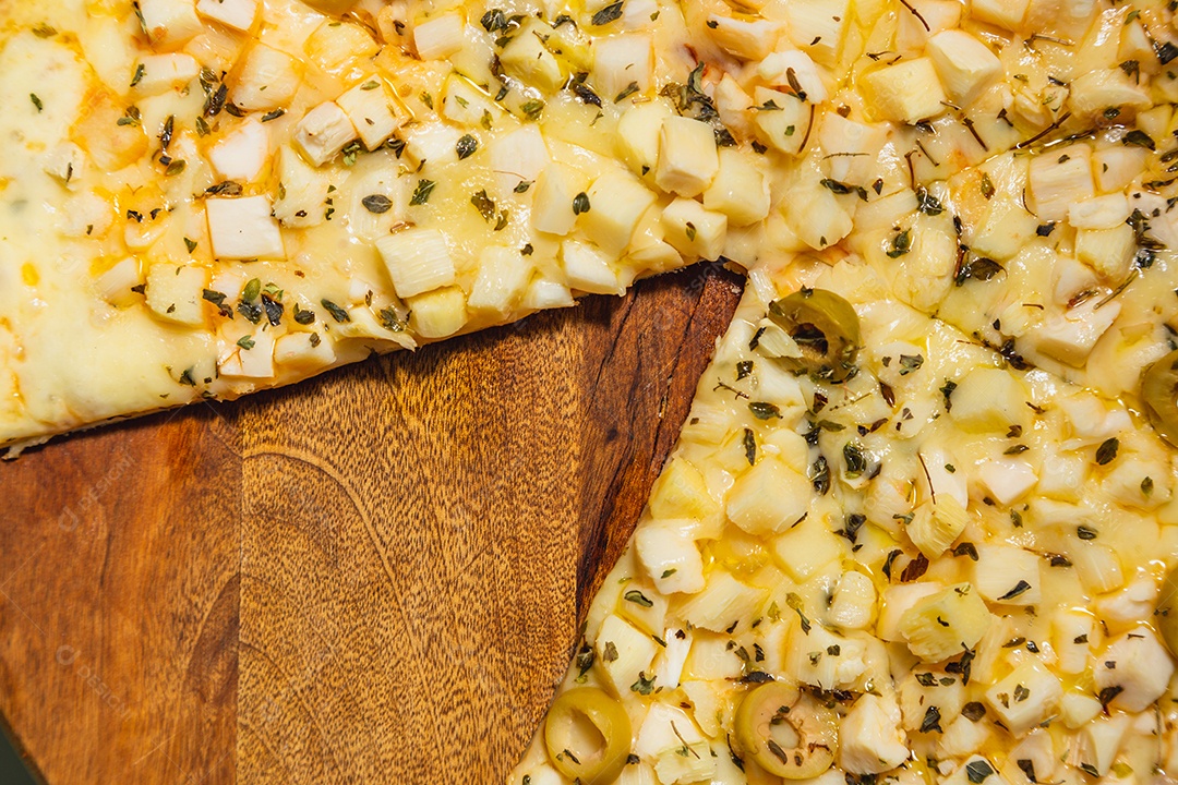 Deliciosa pizza vegetariana de palmito com queijo muçarela