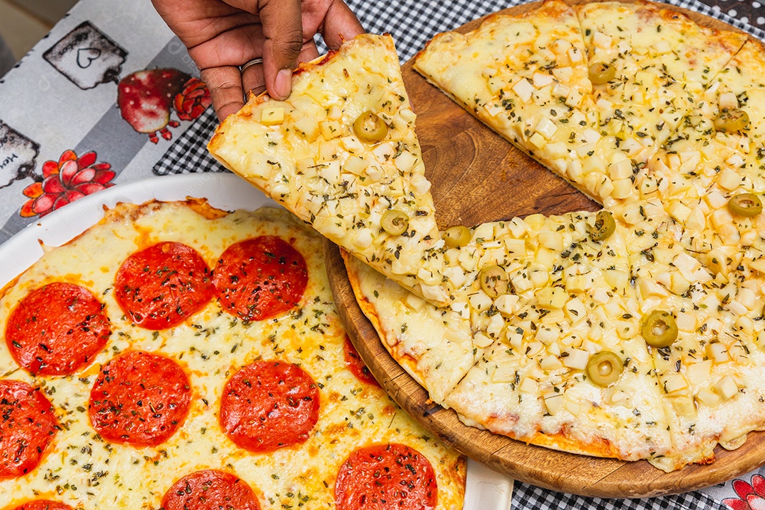 Pedaço de pizza nas mãos, deliciosa pizza vegetariana de palma