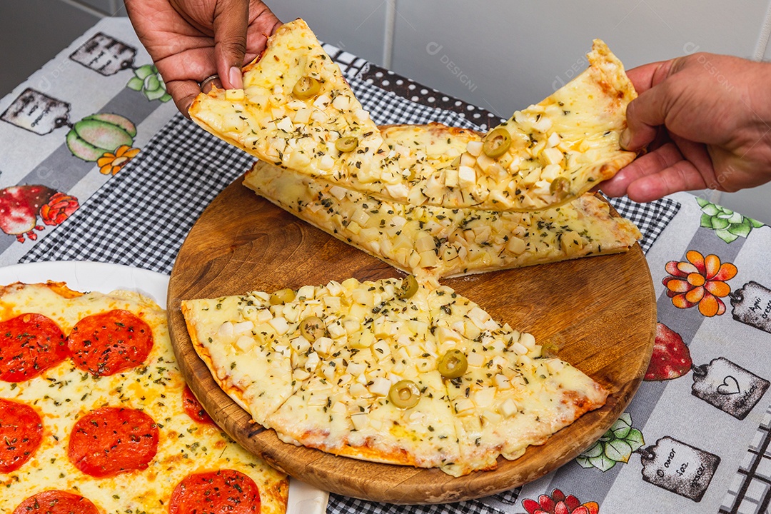 Pedaço de pizza nas mãos, deliciosa pizza vegetariana de palma