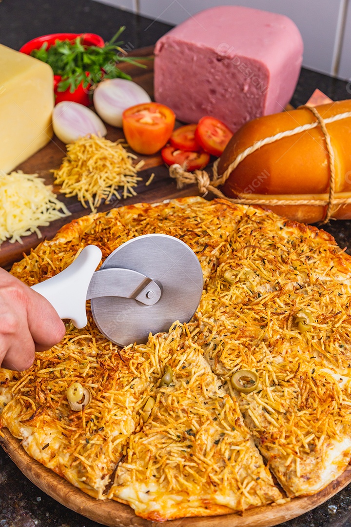 Deliciosa pizza de estrogonofe à mão, pizza de carne, queijo e batata