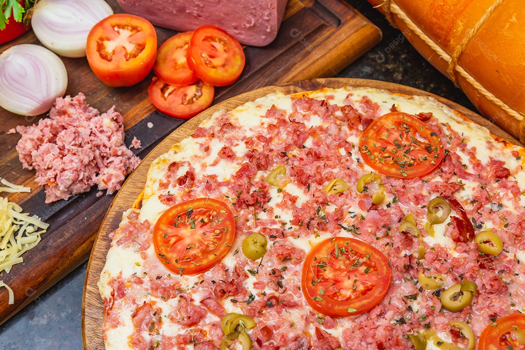 Deliciosa pizza mista de queijo e presunto, pizza pronta, assada