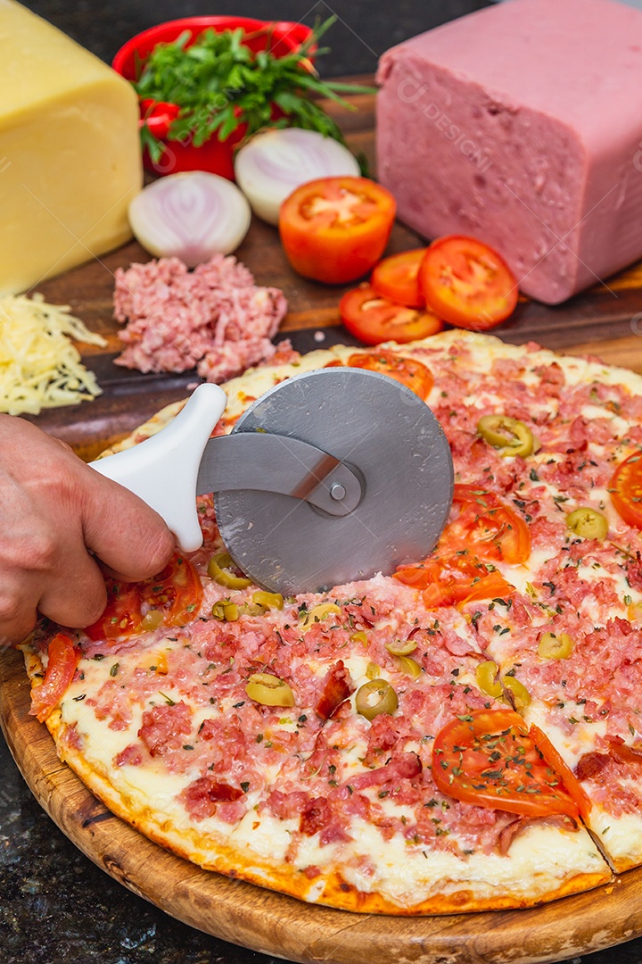 Deliciosa pizza mista de queijo e presunto sendo cortada, pronta assada