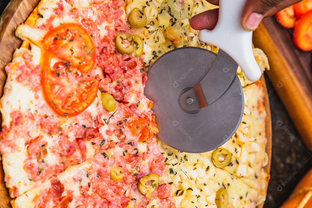 Pizza mista de presunto e queijo, com pizza de palmito sendo cortada