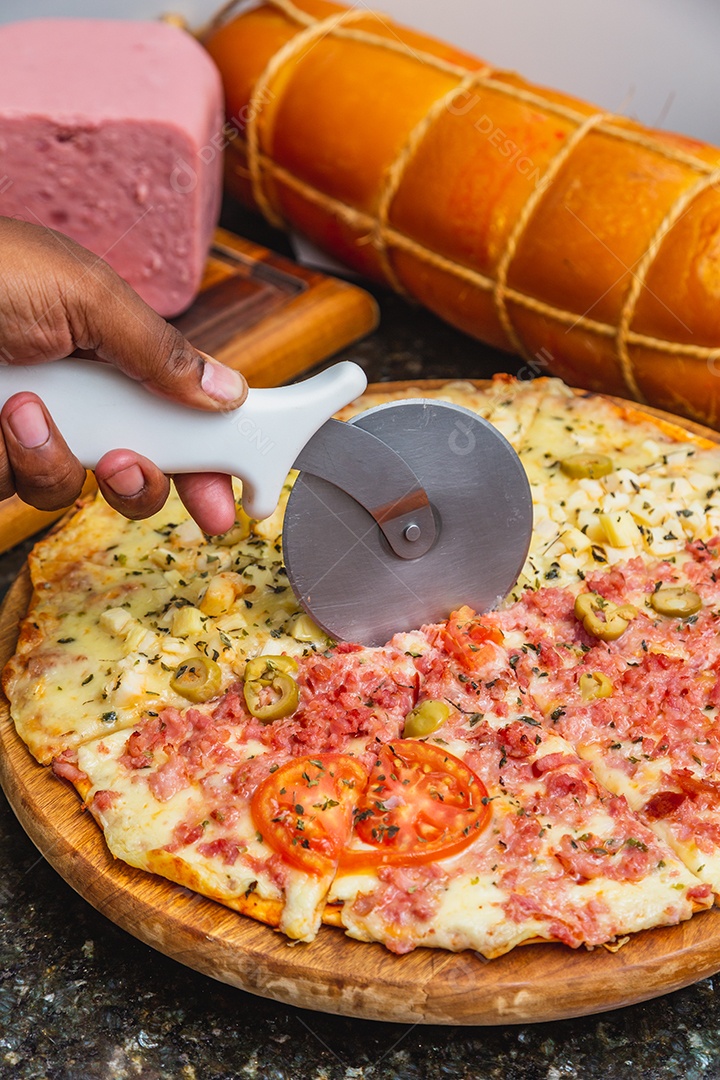 Pizza mista de presunto e queijo, com pizza de palmito sendo cortada