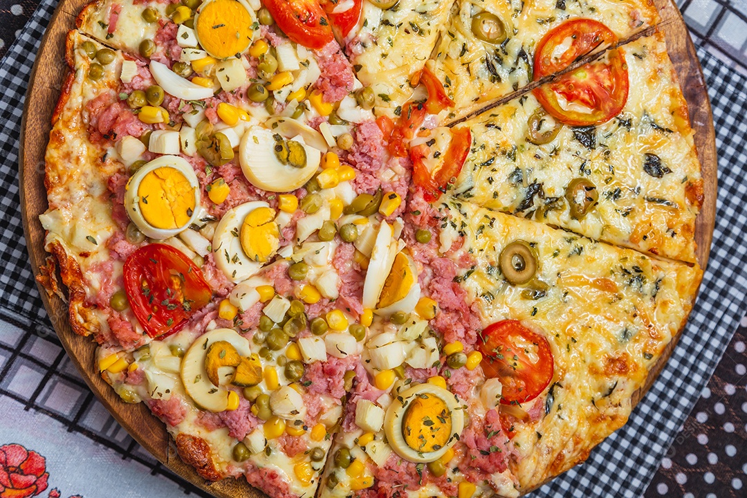 Pizza portuguesa e pizza margarita juntas numa só pizza. assada