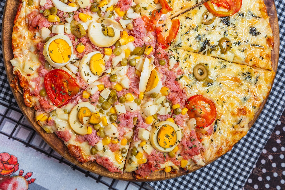 Pizza portuguesa e pizza margarita juntas numa só pizza. assado