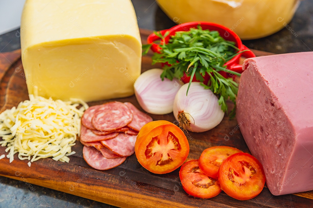 Ingredientes frescos da pizza na placa de madeira. preparação de pizza