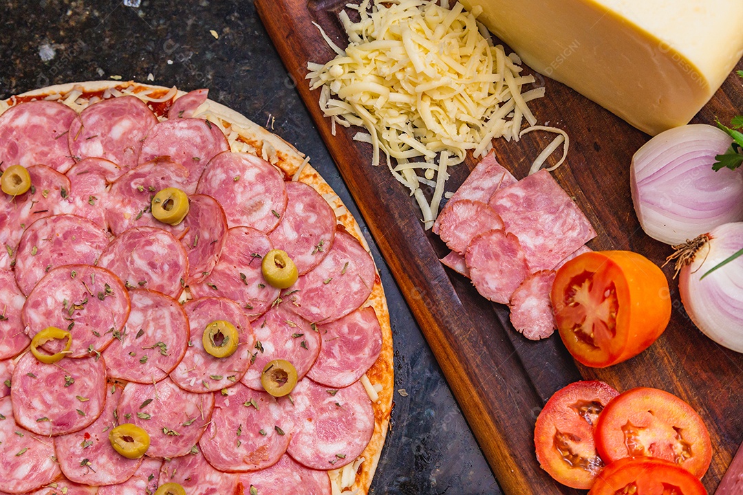 Preparação de pizza, espalhando rodelas de pepperoni e fatias na pizza