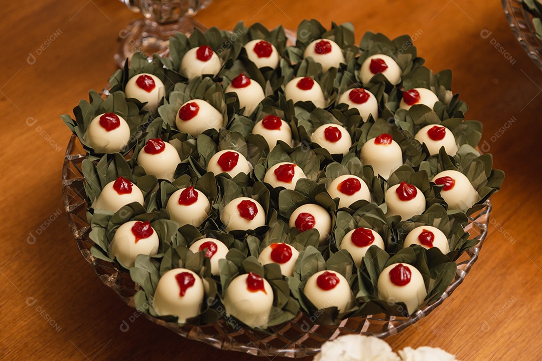 Delicioso doce de goiabada com beijinho, doce de casamento, doce gourmet.