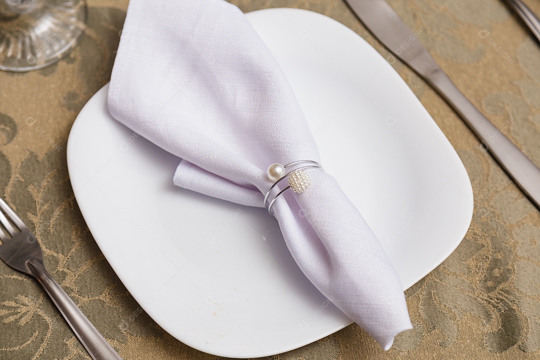 Mesa pronta, guardanapo, pratos e talheres, organização e etiqueta