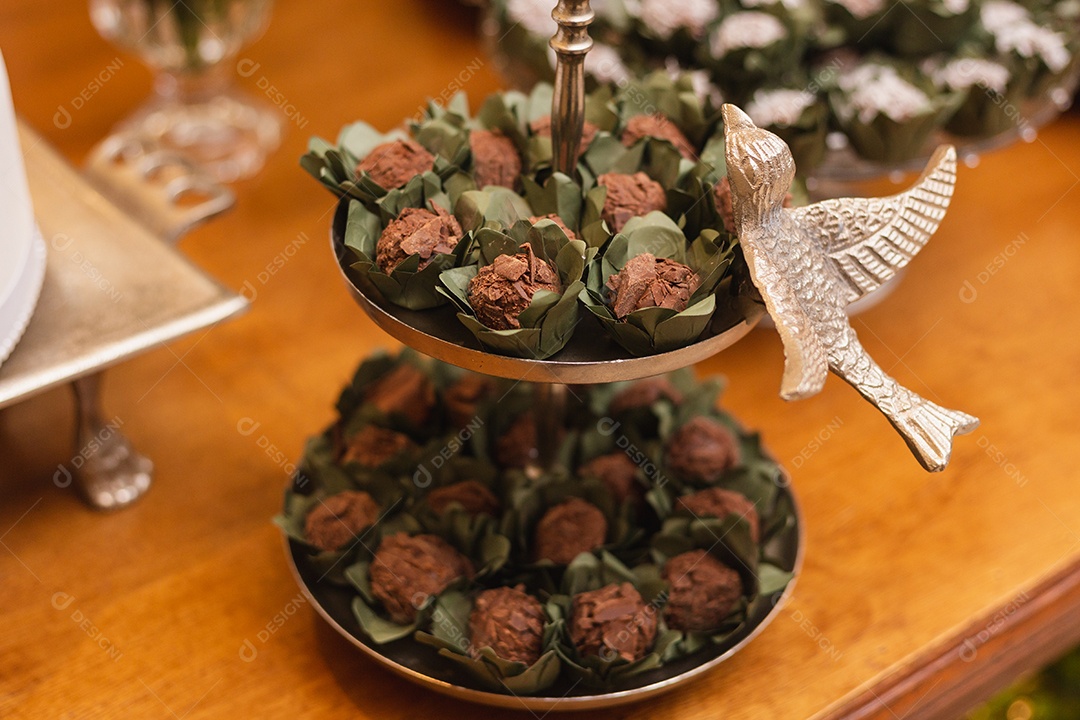 Delicioso bombom de brigadeiro com gotas de chocolate meio amargo