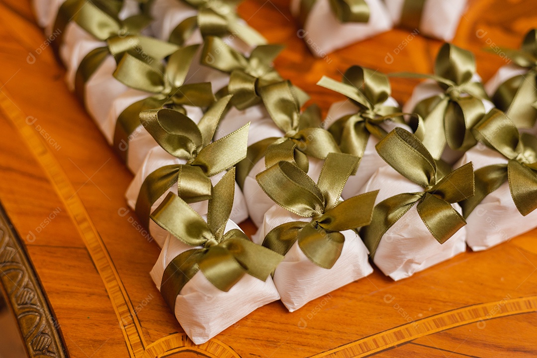 Delicioso doce de leite chamado bem casa, embrulhado, docinho para casamento.